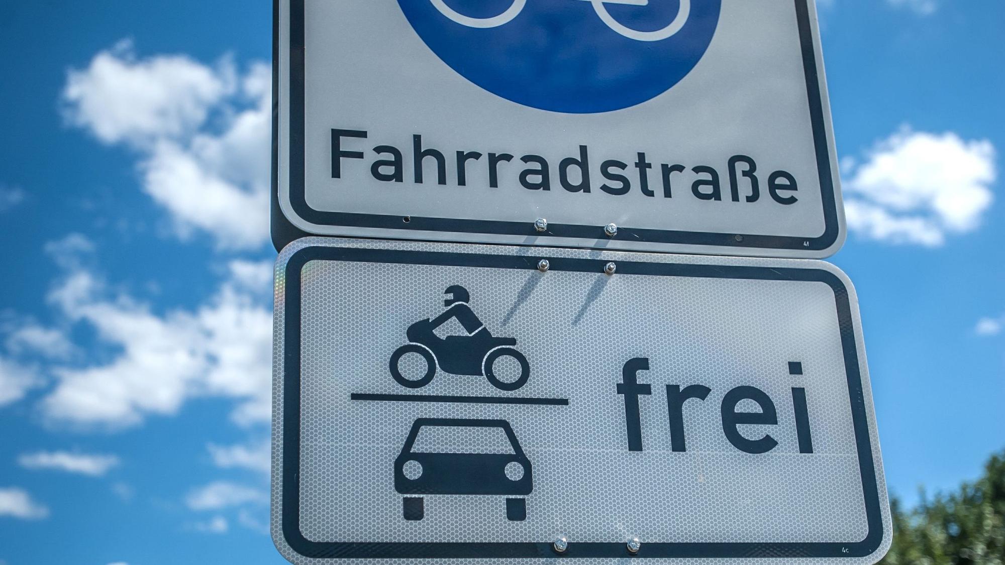 Ein Straßenschild mit „Fahrradstraße“ und „frei“ für Motorräder und Autos.