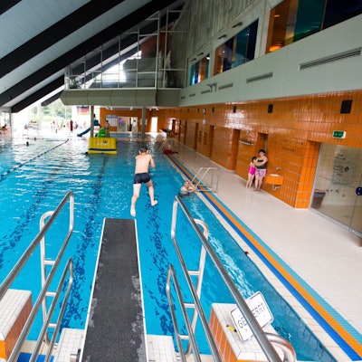 Ein Junge springt vom Sprungturm im WLS-Bad