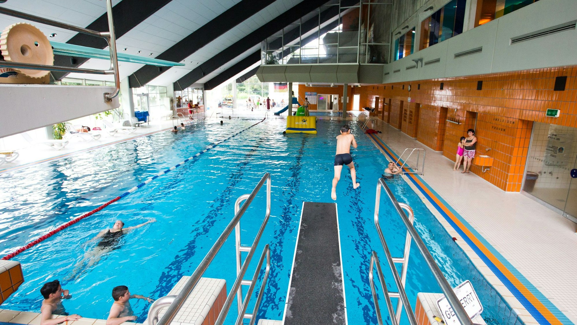 Ein Junge springt vom Sprungturm im WLS-Bad