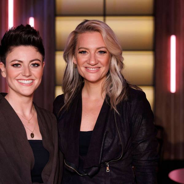 Comedienne Tahnee Schaffarczyk und Sängerin Juliette Schoppmann stehen im Studio und lächeln.