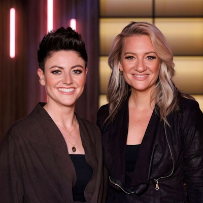 Comedienne Tahnee Schaffarczyk und Sängerin Juliette Schoppmann stehen im Studio und lächeln.