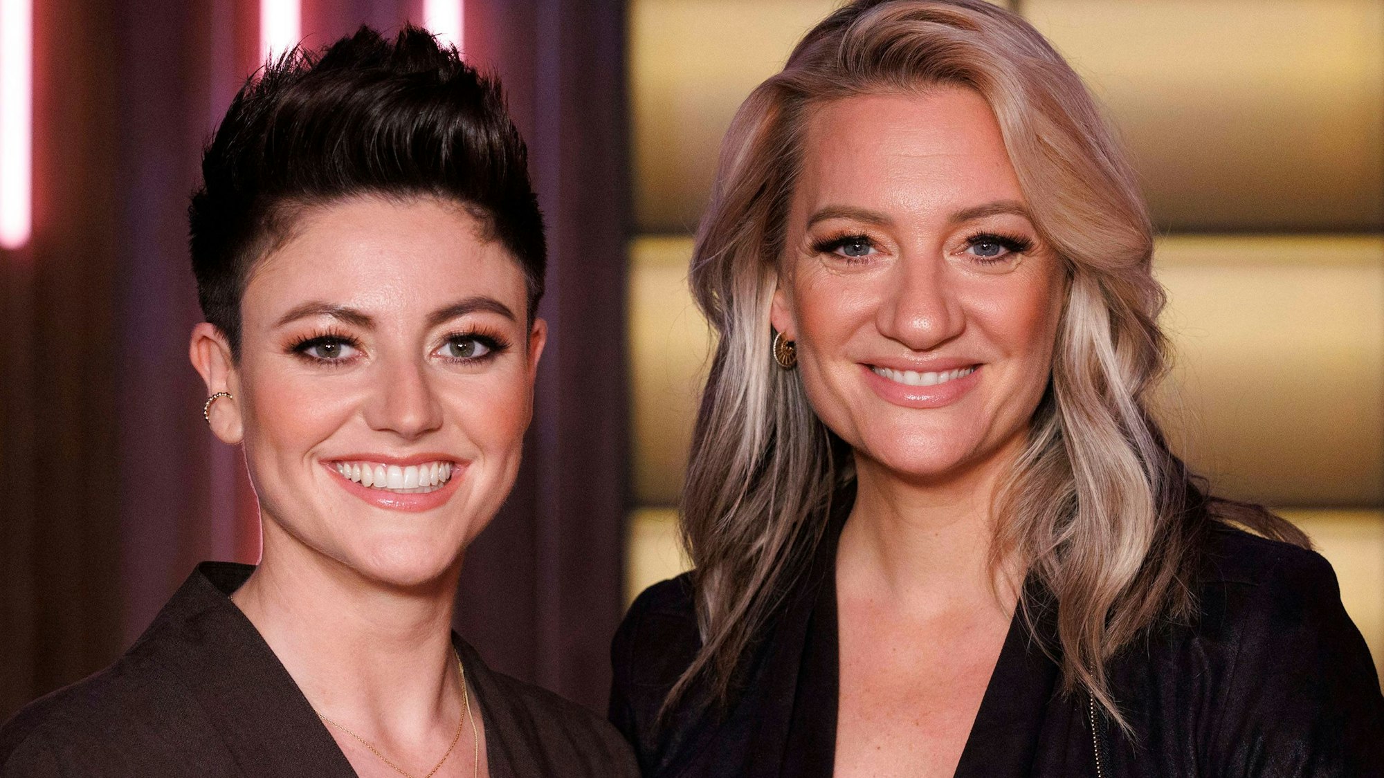 Comedienne Tahnee Schaffarczyk und Sängerin Juliette Schoppmann stehen im Studio und lächeln.