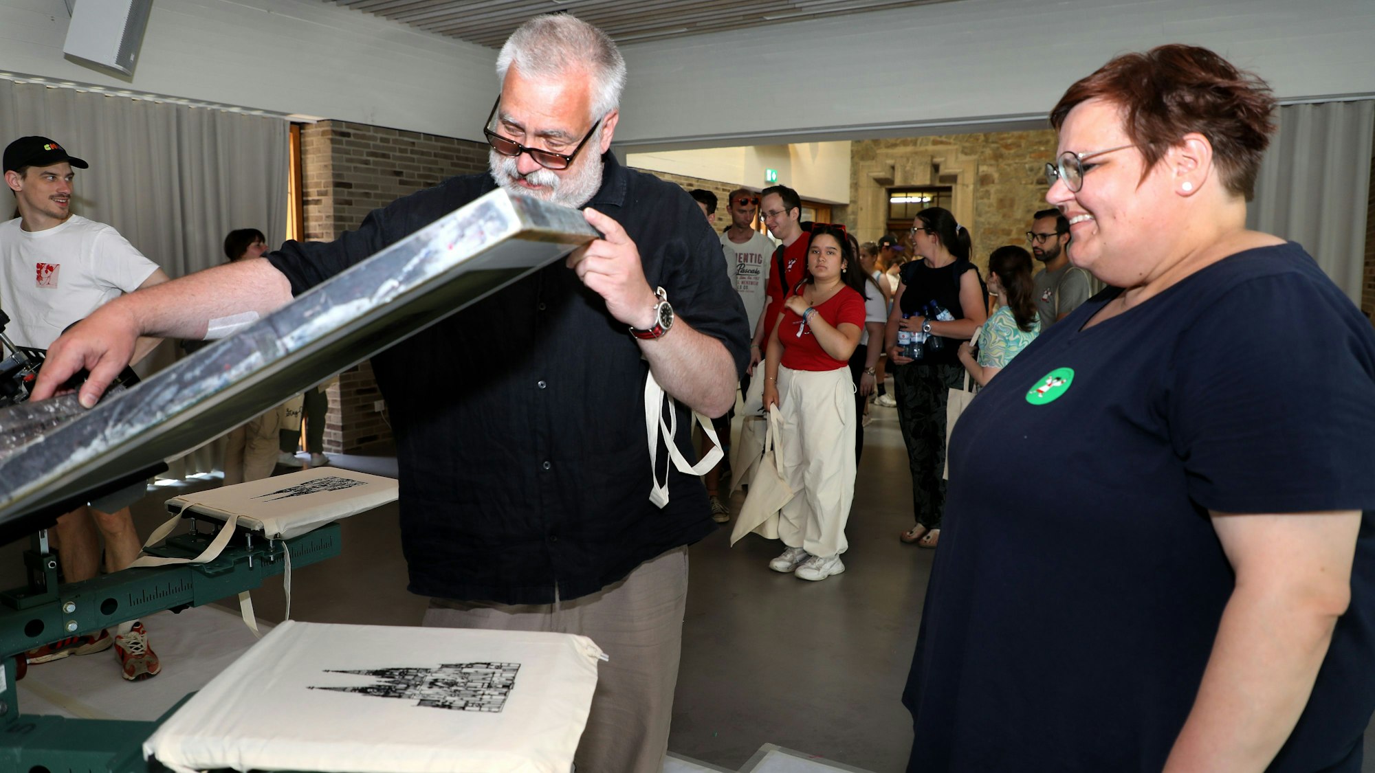 Eine Tasche wird mit der Silhouette des Kölner Doms bedruckt.
