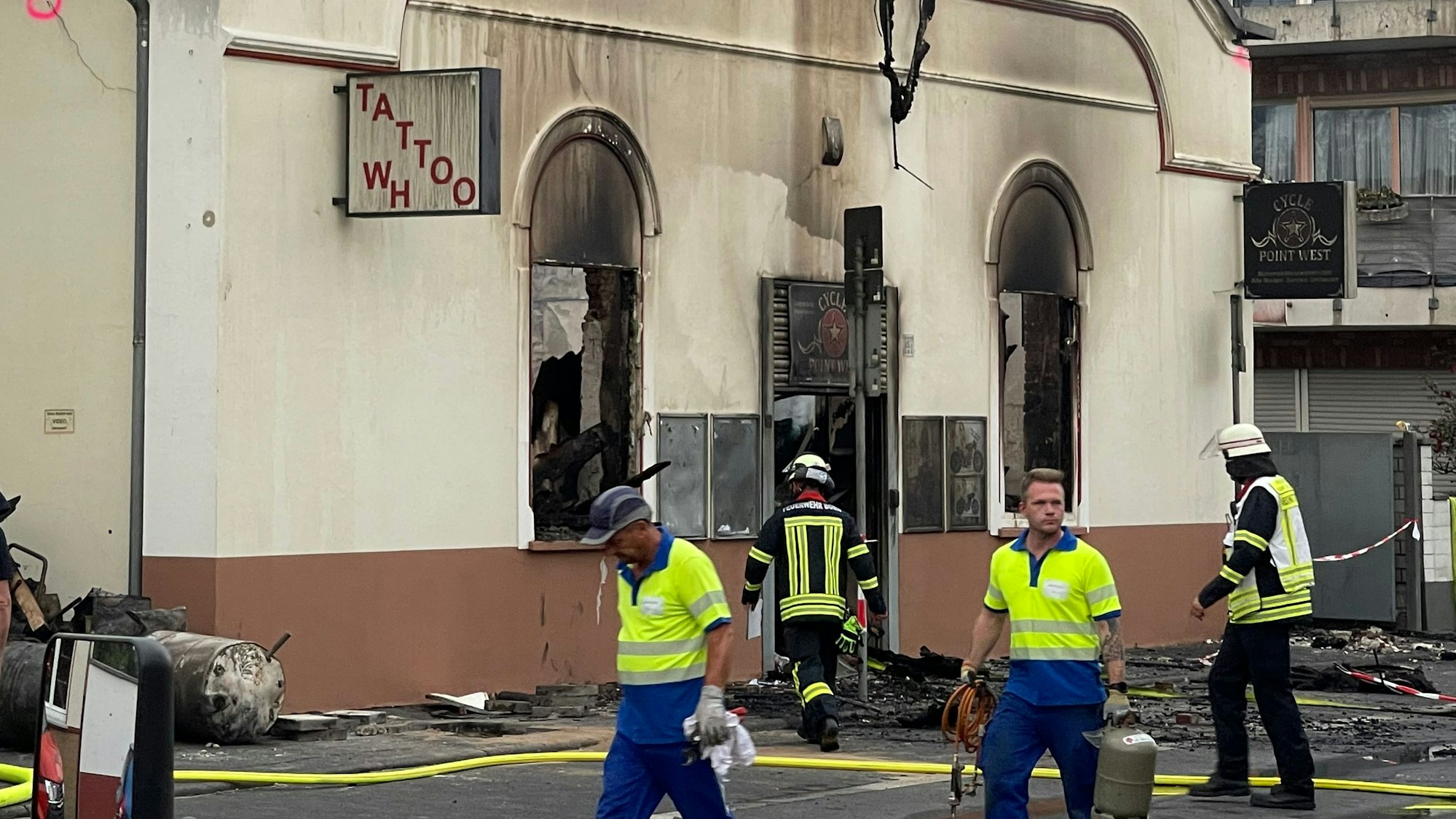 Der Motorradladen an der Hauptstraße in Sankt Augustin brannte vollständig aus. Nach dem Löschen des Feuers begannen die Aufräumarbeiten.