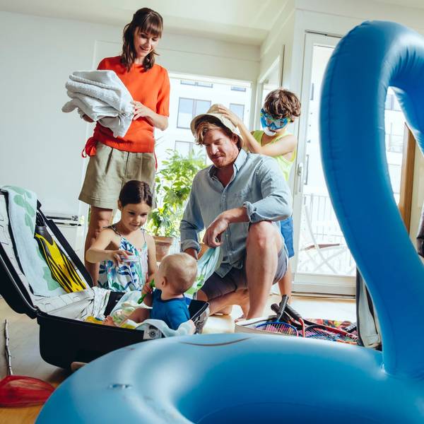 Eine fünfköpfige Familie packt für den Urlaub.