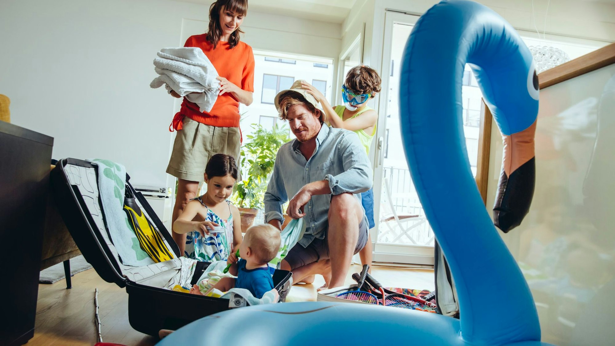 Eine fünfköpfige Familie packt für den Urlaub.