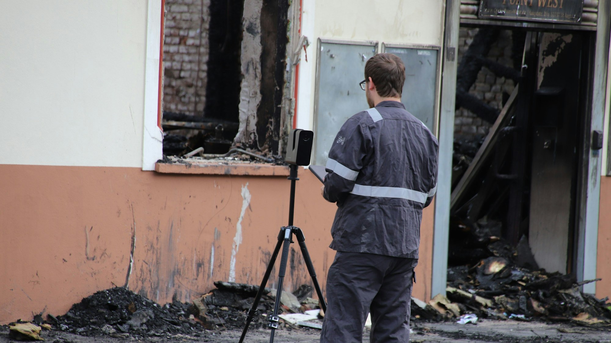 Ein Sachverständiger vor dem Einsatzort.