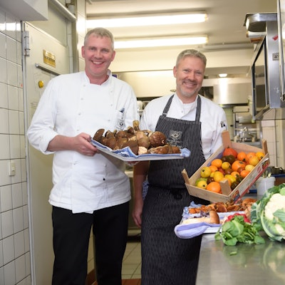 Alejandro und Christopher Wilbrand stehen in ihrer Küche,