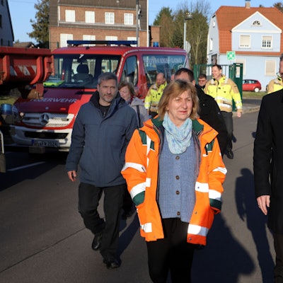Bergisch Gladbachs Bürgermeister Frank Stein, die stv. Bürgermeisterin Anne Scherer (Grüne), MdL Martin Lucke (CDU), Grüne-Kreistagsfraktionsgeschäftsführer Arne Meinhard, Feuerwehrchef Jörg Köhler, Leiter Ausbildung Rettungsdienst und Lkw-Mechaniker Christian Fischer