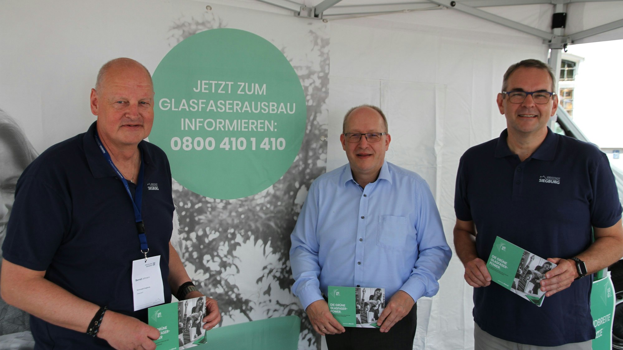 Co-Dezernent Bernd Lehmann, Ralf Stratmann, Vertriebsleiter NRW von UGG und Bürgermeister Stefan Rosemannstehen in einem Werbepavillon von UGG
