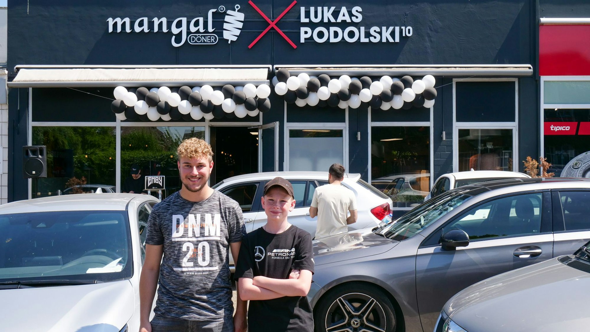 Zwei Fans stehen vor dem Döner-Laden Mangal.