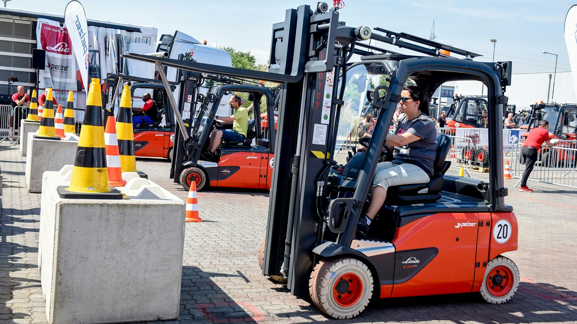Eine Frau fährt in einem Gabelstapler.
