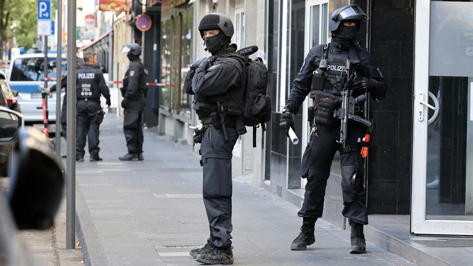 Polizistinnen und Polizisten bei einer Razzia in Köln Kalk.