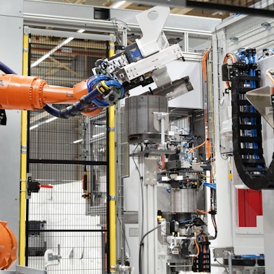 Köln, 12.10.2021 – Marelli Elektromotorenwerk in Köln. Roboter vor dem Lamellenpaket für Statoren. --- Foto Copyright: Marelli/Friedrich Stark --- Verwendung honorarfrei