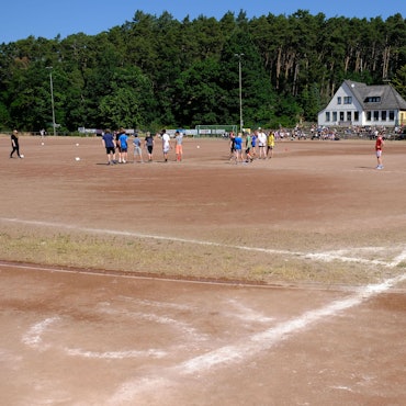 Schüler bei den Bundesjugendspielen auf dem Aschenplatz in Mechernich.