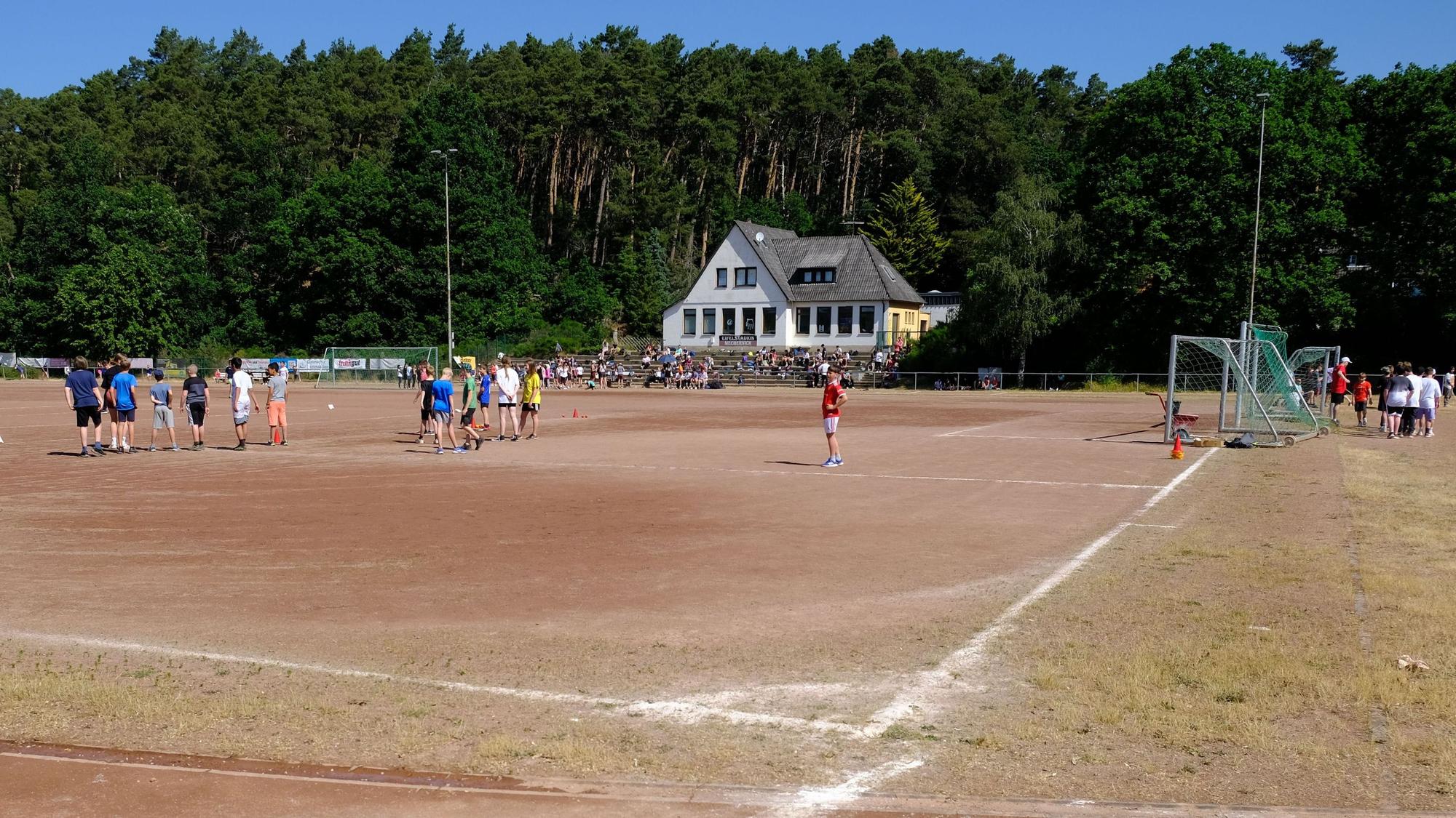 Schüler bei den Bundesjugendspielen auf dem Aschenplatz in Mechernich.