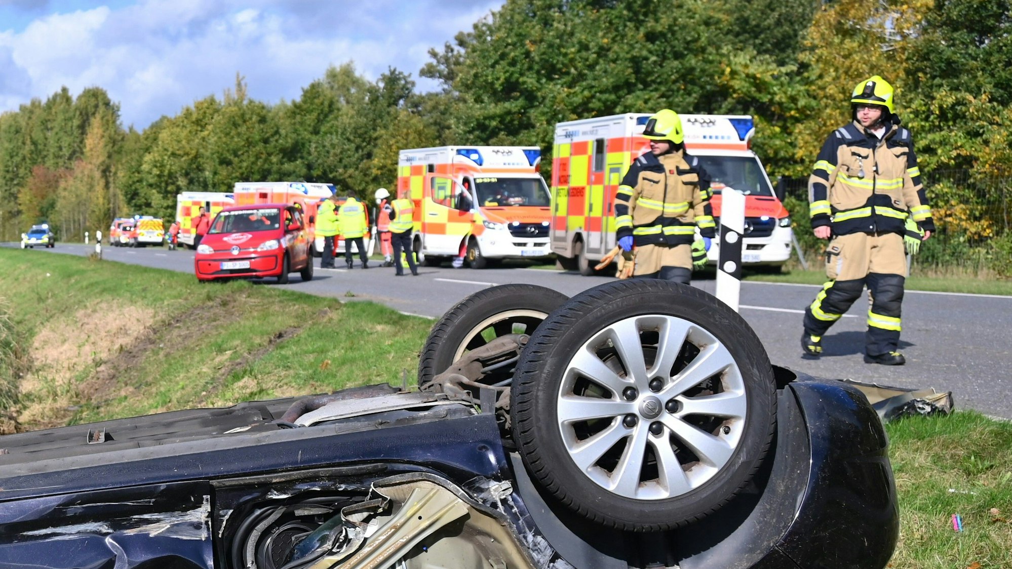 Ein Auto liegt nach einem Überschlag auf dem Dach neben einer Straße (Symbolfoto).