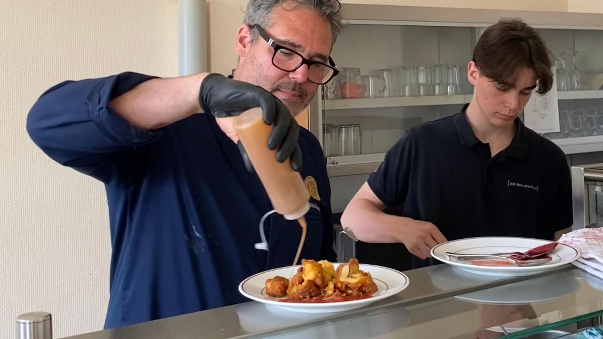 Sternekoch Michael Quendler macht Kaiserschmarrn für die Bewohner des AWO Seniorenzentrums Dieringhausen