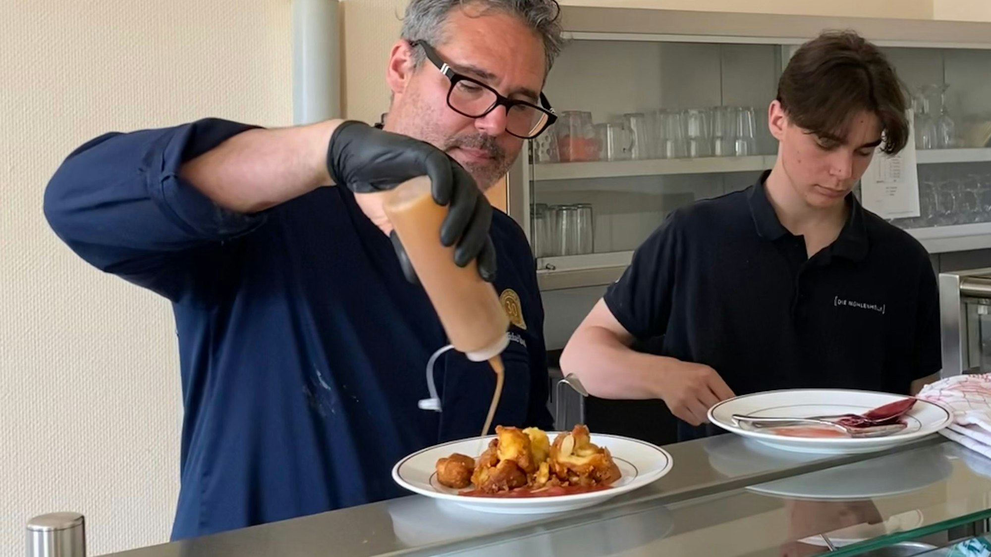 Sternekoch Michael Quendler macht Kaiserschmarrn für die Bewohner des AWO Seniorenzentrums Dieringhausen