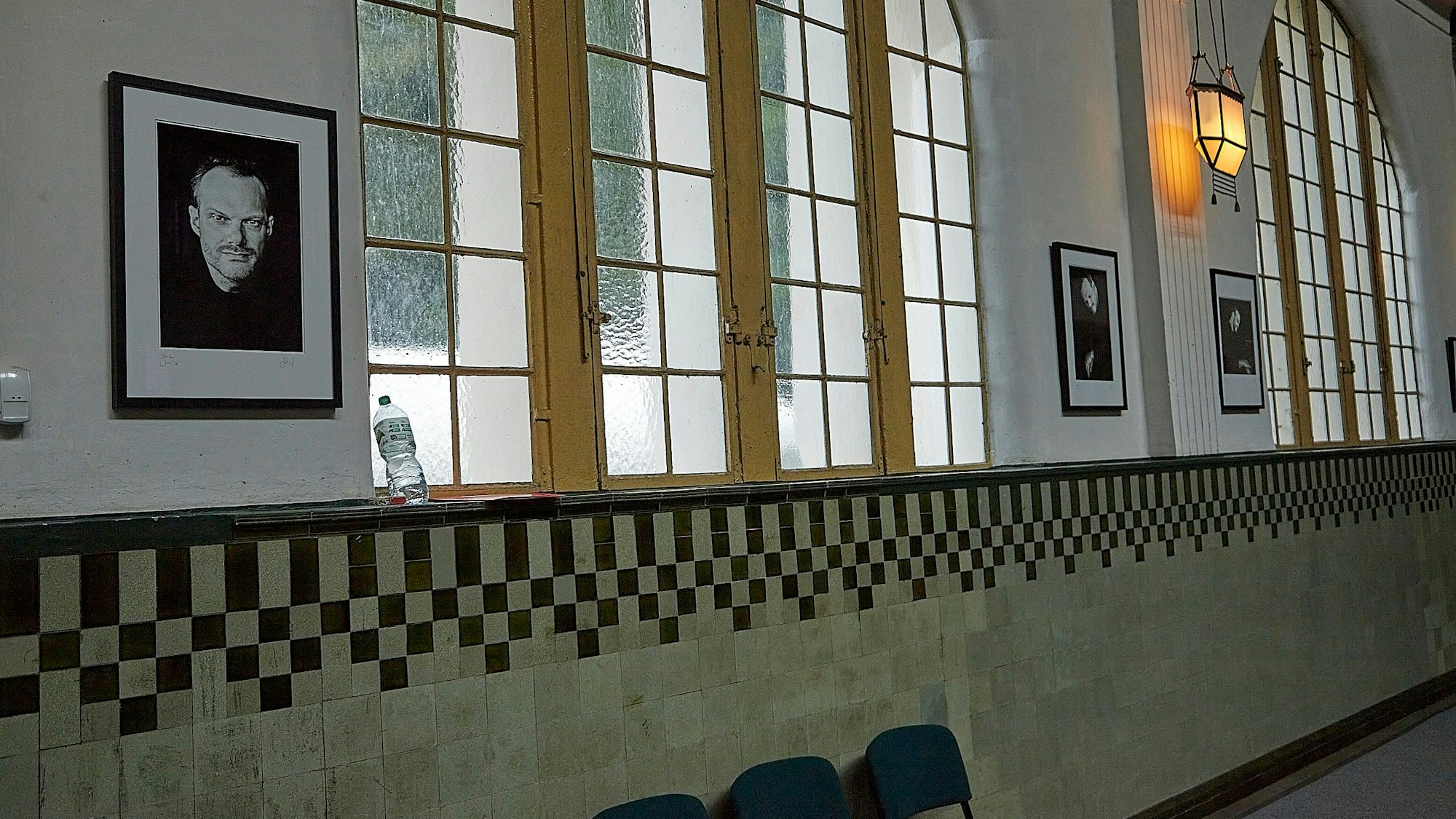 Fotografien von Lars Vogt im Kraftwerk erinnern an den Gründer des Festivals. Genau diese zeigt das Bild.