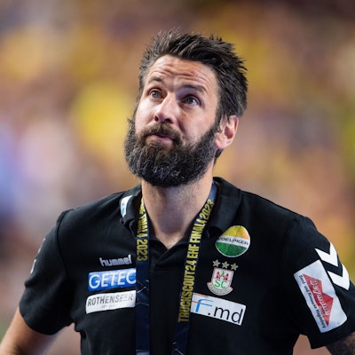 Magdeburgs Trainer Bennet Wiegert an der Seitenlinie.