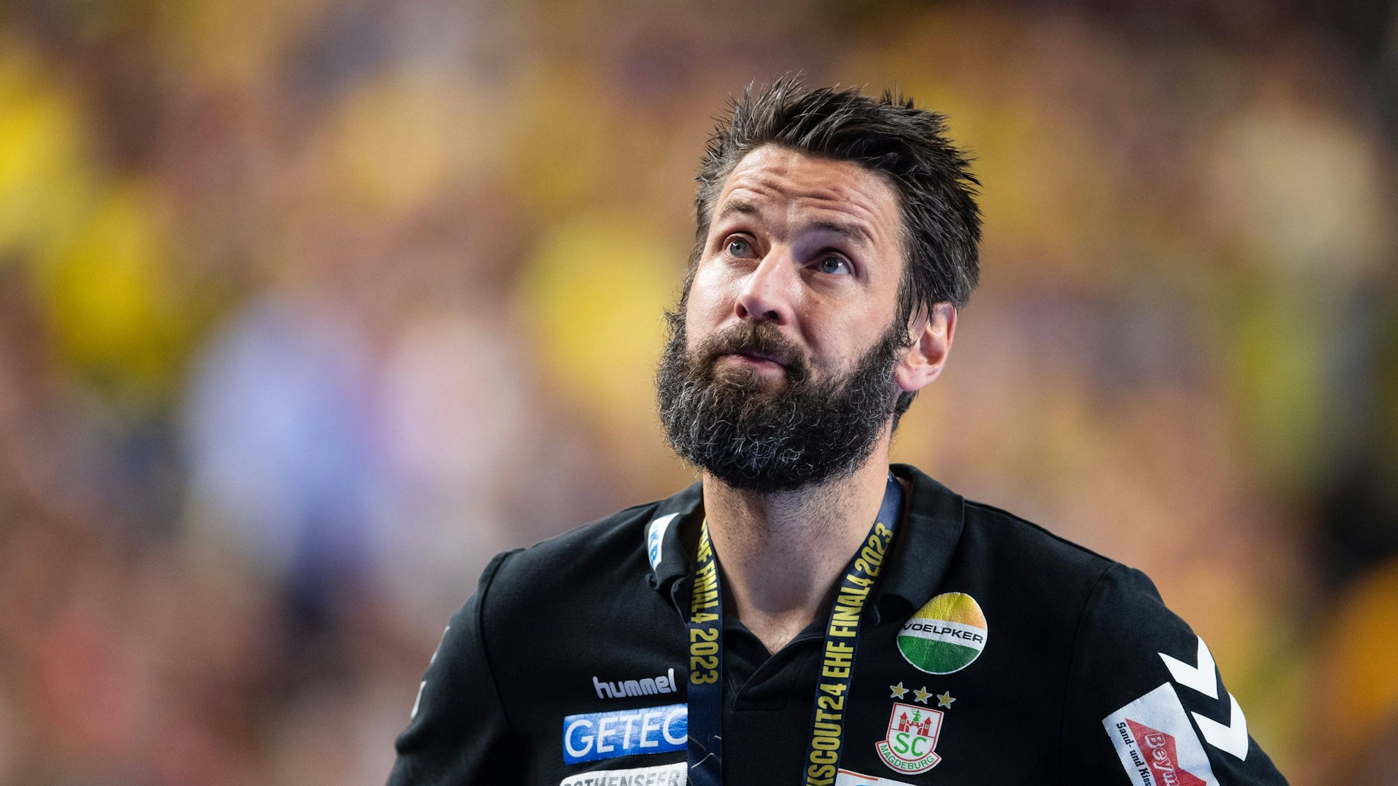 Magdeburgs Trainer Bennet Wiegert an der Seitenlinie.