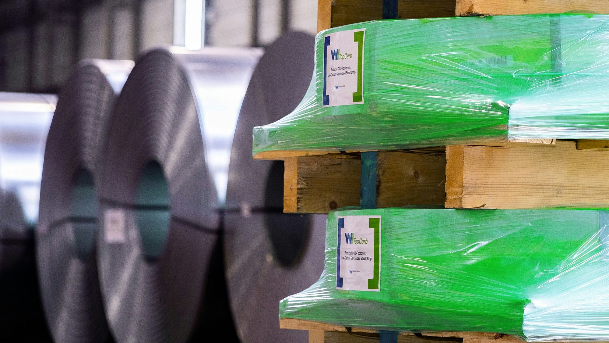 Das Warmband von Wuppermann, das mit weniger CO₂-Ausstoß produziert wurde, hat eine grüne Banderole.