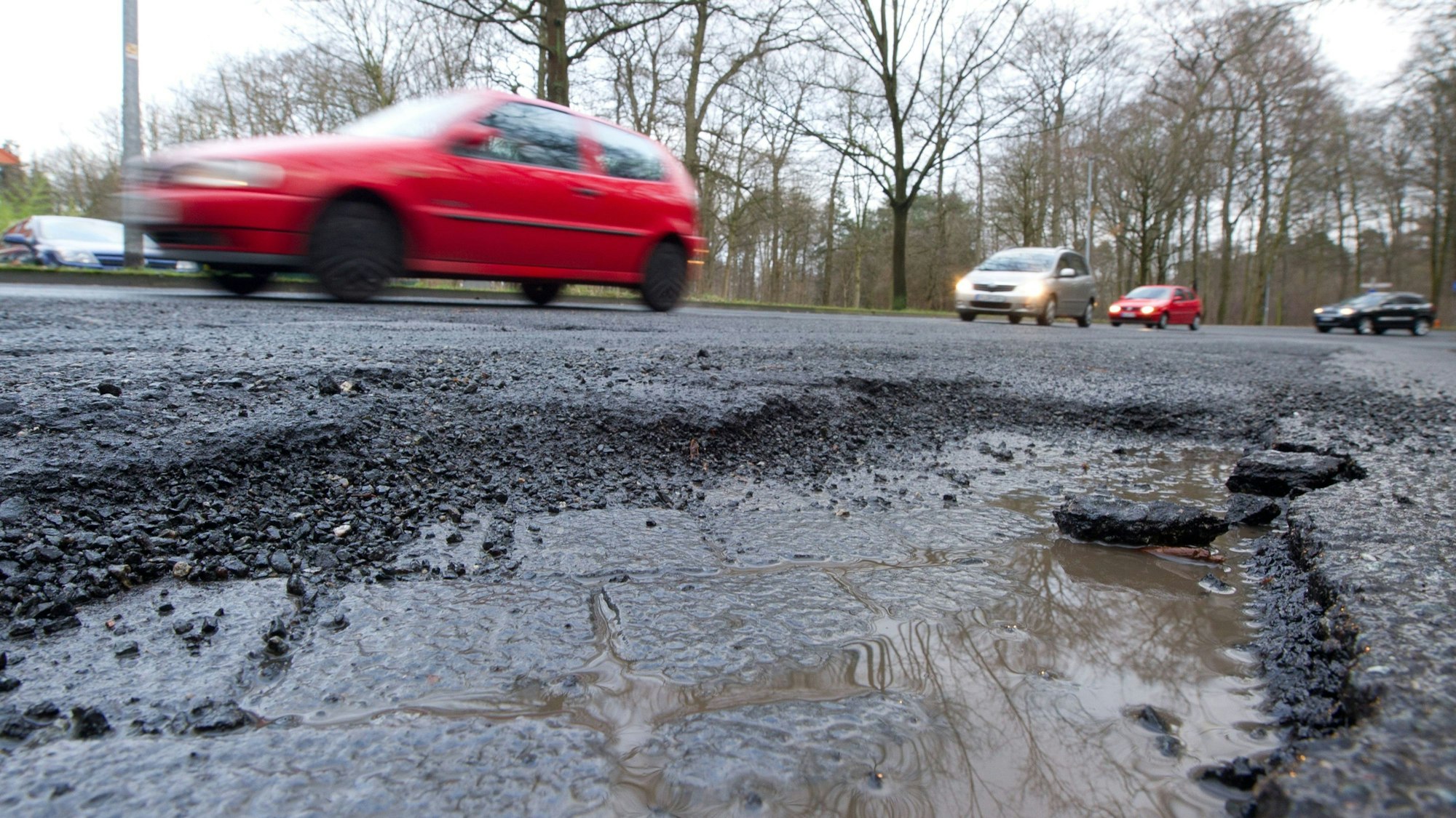 ARCHIV - 05.02.2013, Niedersachsen, Hannover: Autos fahren an einem Schlagloch auf einer Straße vorbei. Das Statistische Bundesamt veröffentlicht Zahlen zu Schulden der öffentlichen Haushalte in Bund, Ländern und Kommunen im ersten Quartal 2018. Foto: Sebastian Kahnert/dpa +++ dpa-Bildfunk +++ | Verwendung weltweit