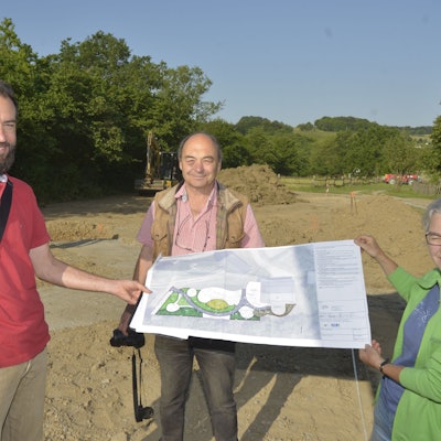 Florian Schöllnhammer, Klaus und Katja Wopfner (v.l.) erläutern die Pläne.