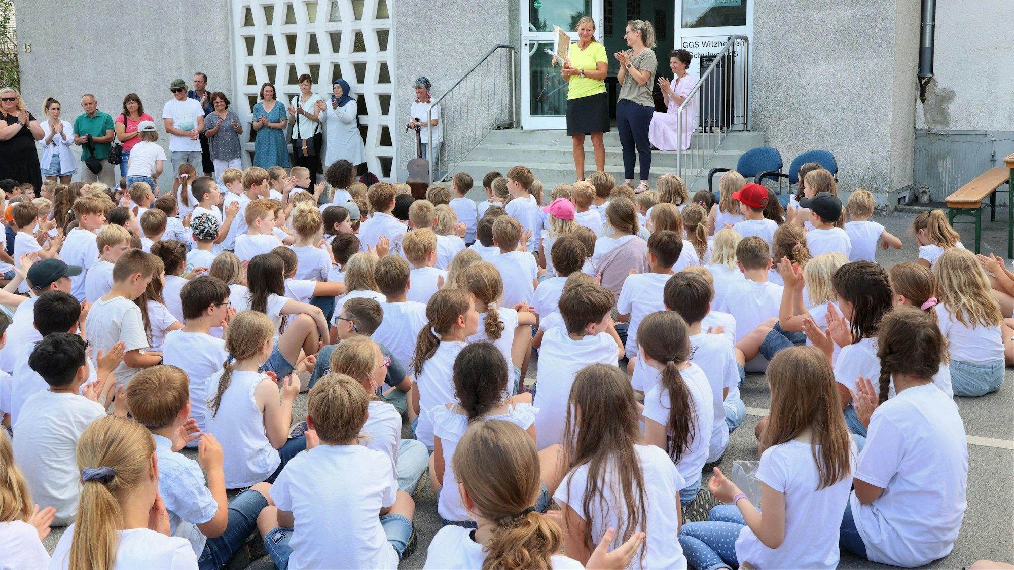 Abschied auf der Schultreppe von Birgit Jürgens.