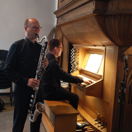 Das Bild zeigt die beiden Musiker in Bad Münstereifel in der Jesuitenkirche.