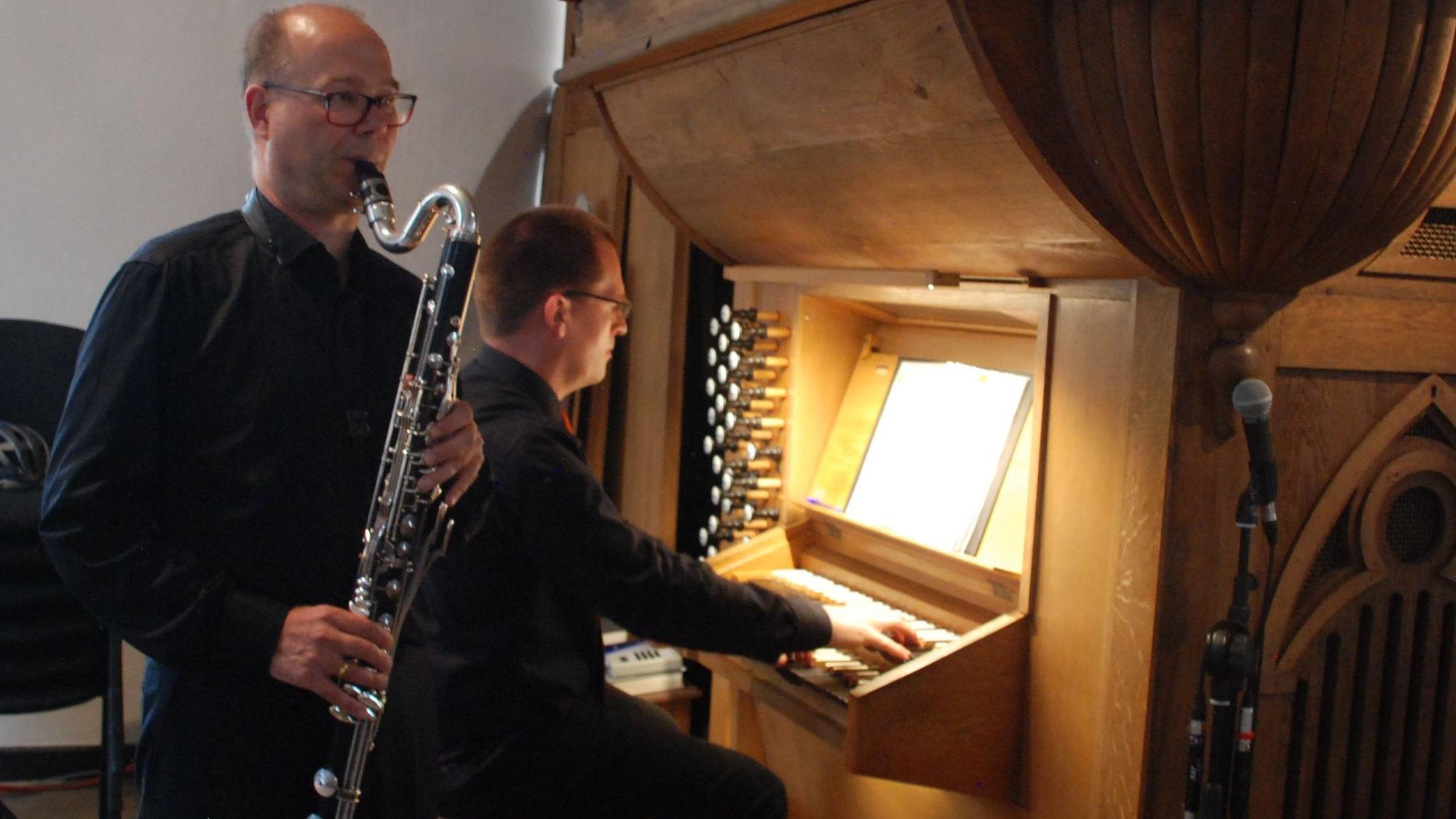 Das Bild zeigt die beiden Musiker in Bad Münstereifel in der Jesuitenkirche.