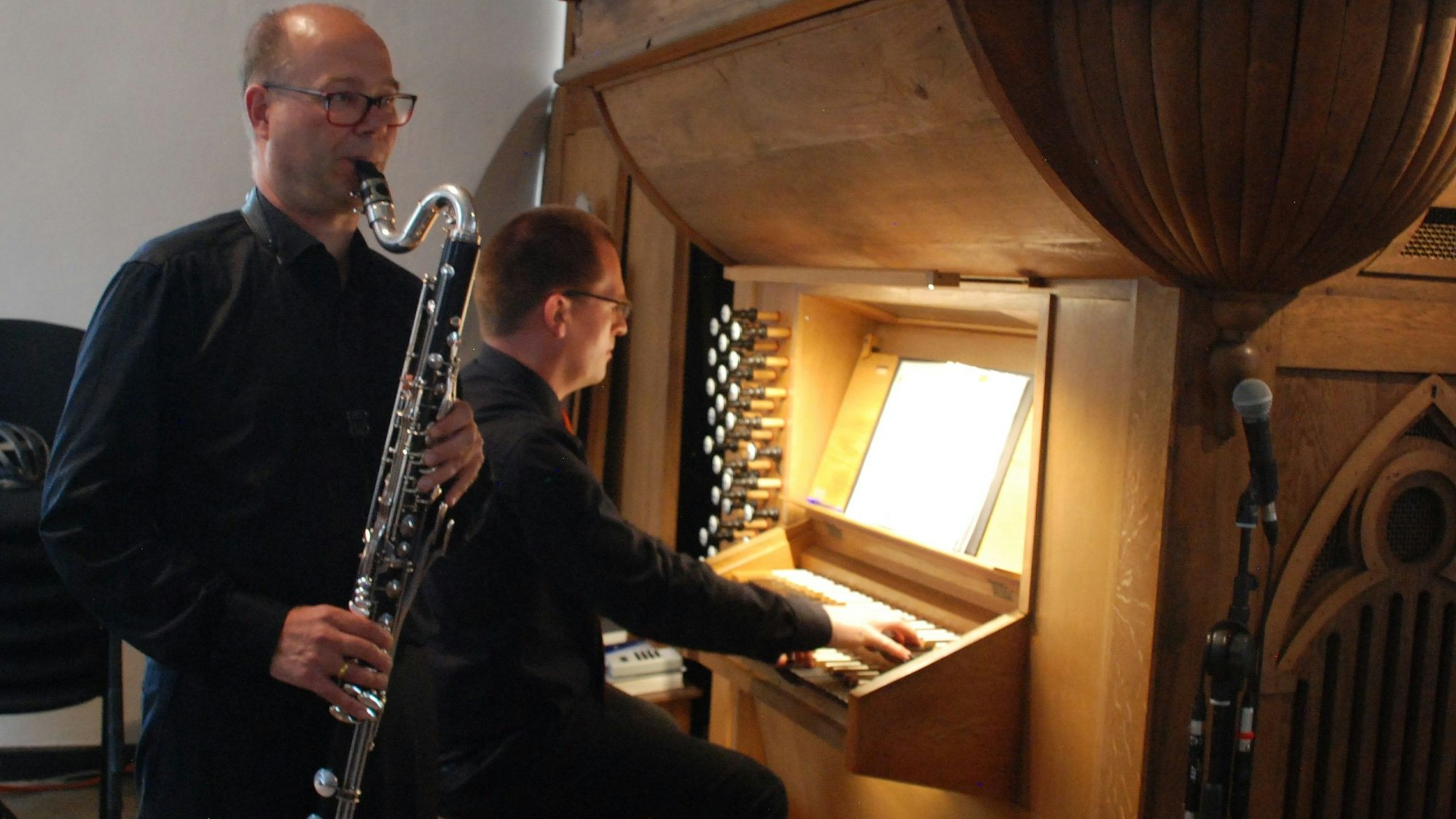 Das Bild zeigt die beiden Musiker in Bad Münstereifel in der Jesuitenkirche.
