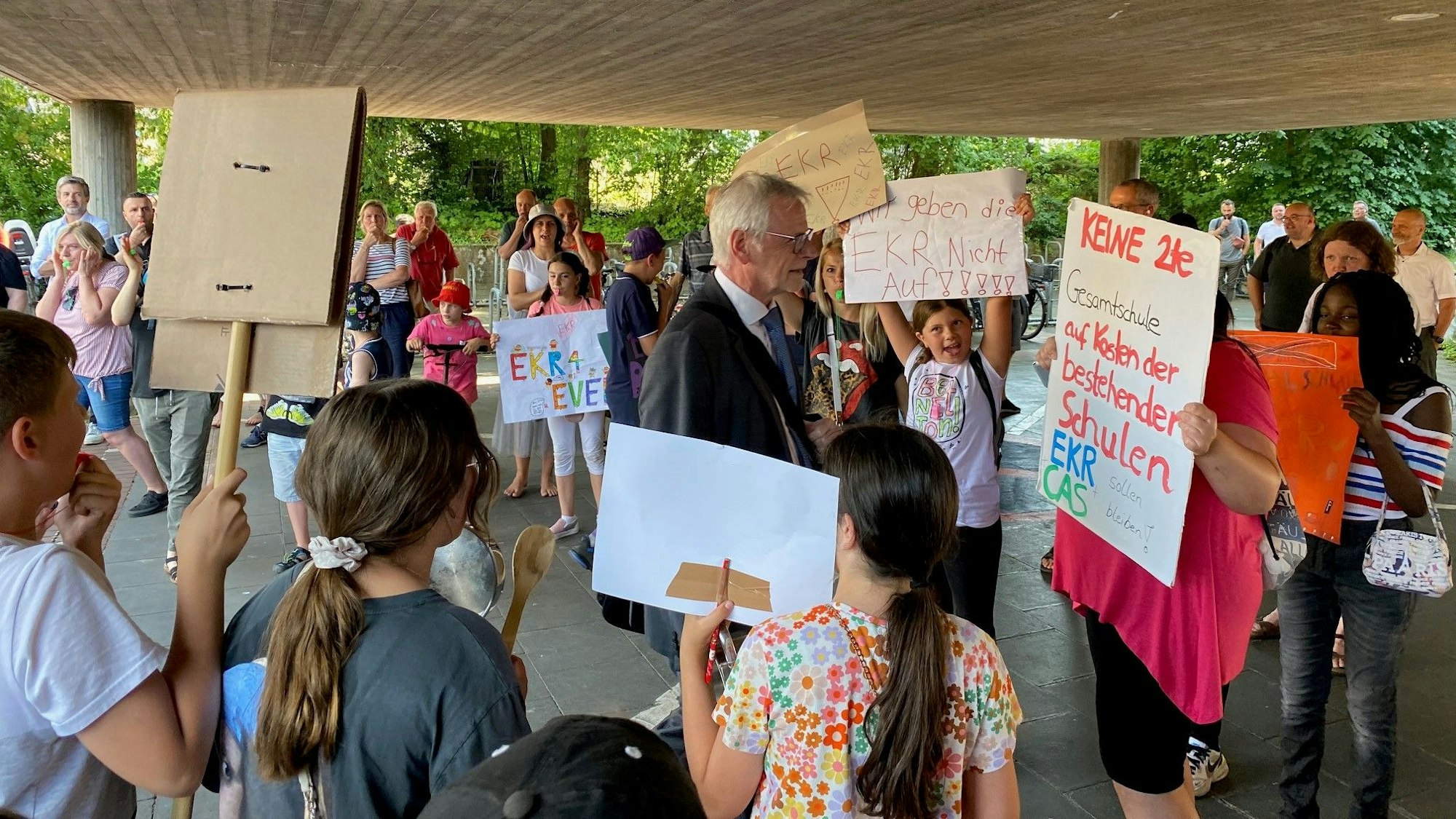 Auf dem Foto ist Bürgermeister Dieter Freytag im Gespräch mit Gegnern einer zweiten Gesamtschule in Brühl zu sehen.