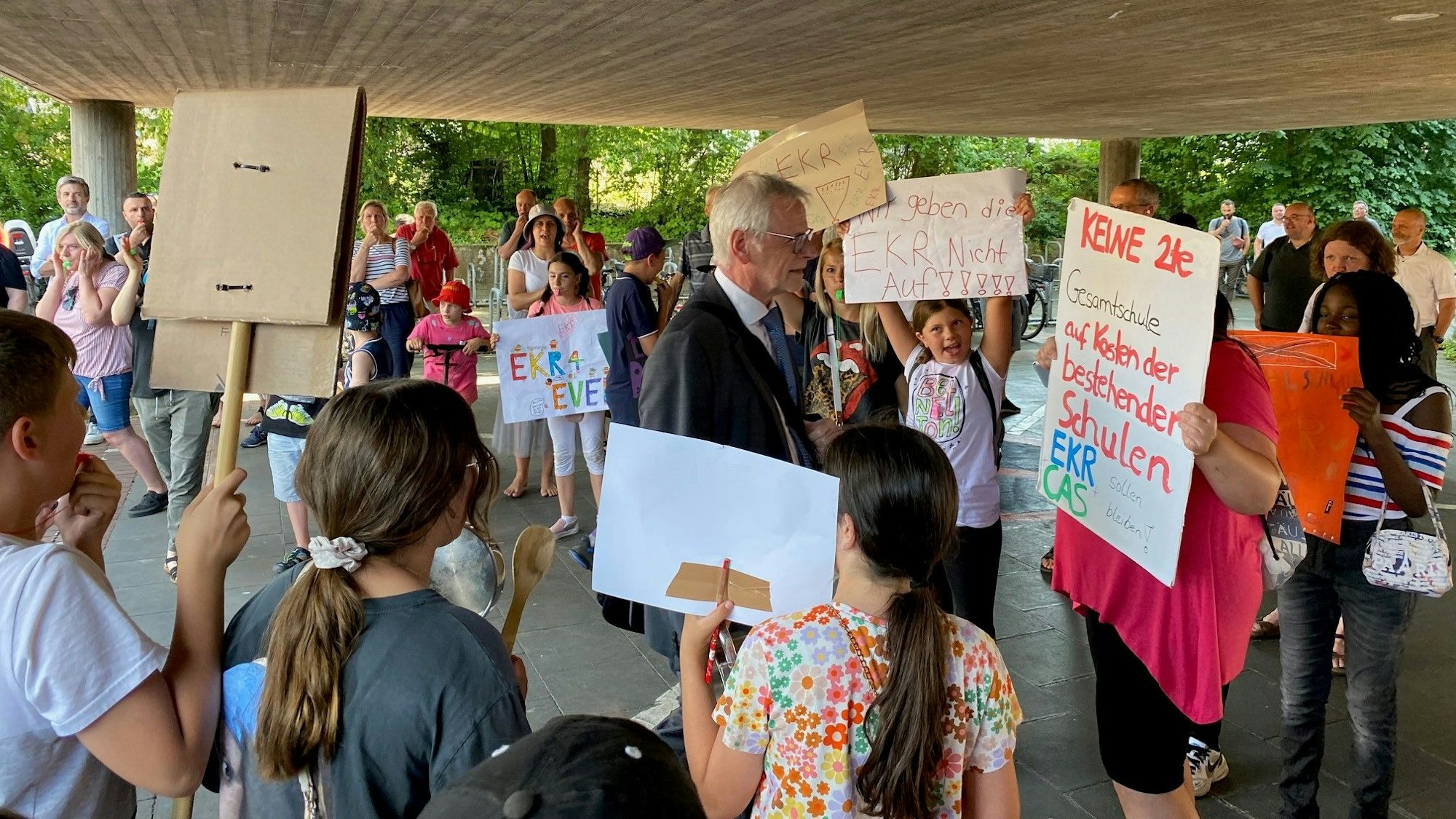 Auf dem Foto ist Bürgermeister Dieter Freytag im Gespräch mit Gegnern einer zweiten Gesamtschule in Brühl zu sehen.
