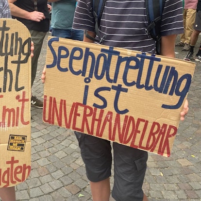 Demo der Sebrücke am Rudolfplatz zum Weltgeflüchtetentag.
