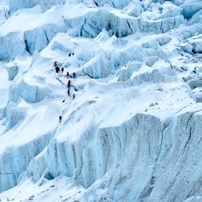 Bergsteiger bahnen sich ihren Weg durch den Khumbu-Gletscher nahe dem Basislager am Mount Everest. Die Eismassen im Himalaya könnten einer Studie zufolge bis 2100 zu 80 Prozent verschwunden sein. Die Himalaya-Gletscher sind für die Wasserversorgung von Milliarden Menschen unerlässlich. (Archivbild)