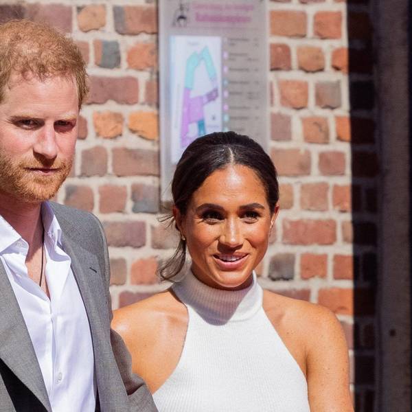 Der britische Prinz Harry, Herzog von Sussex, und seine Frau Meghan, Herzogin von Sussex, kommen aus dem Rathaus.