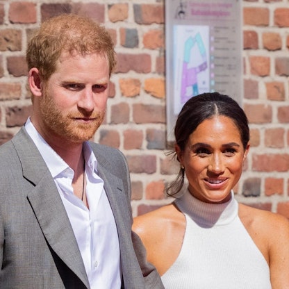 Der britische Prinz Harry, Herzog von Sussex, und seine Frau Meghan, Herzogin von Sussex, kommen aus dem Rathaus.
