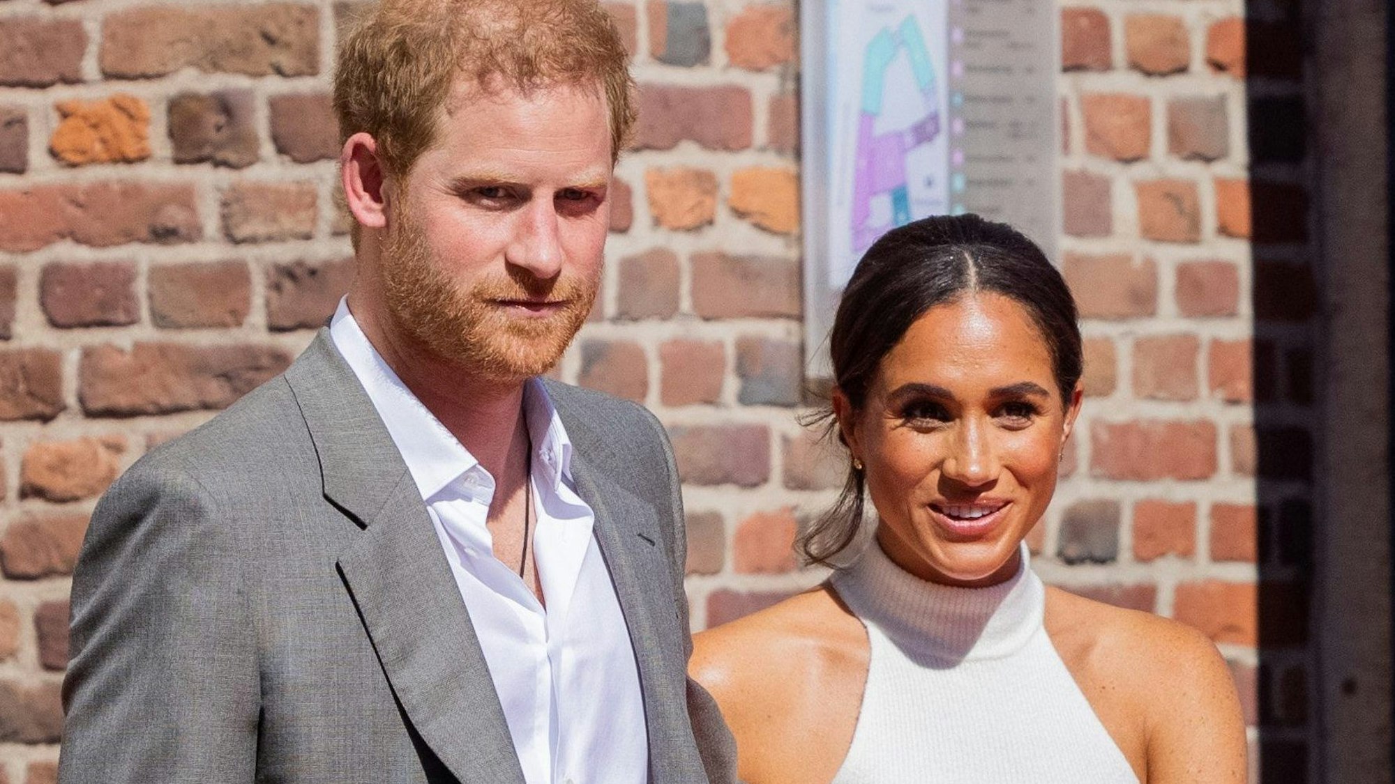Der britische Prinz Harry, Herzog von Sussex, und seine Frau Meghan, Herzogin von Sussex, kommen aus dem Rathaus. Der Prinz und seine Frau kamen damals nach Düsseldorf, um für die „Invictus Games 2023“ zu werben, die von Prinz Harry mit ins Leben gerufen wurden.