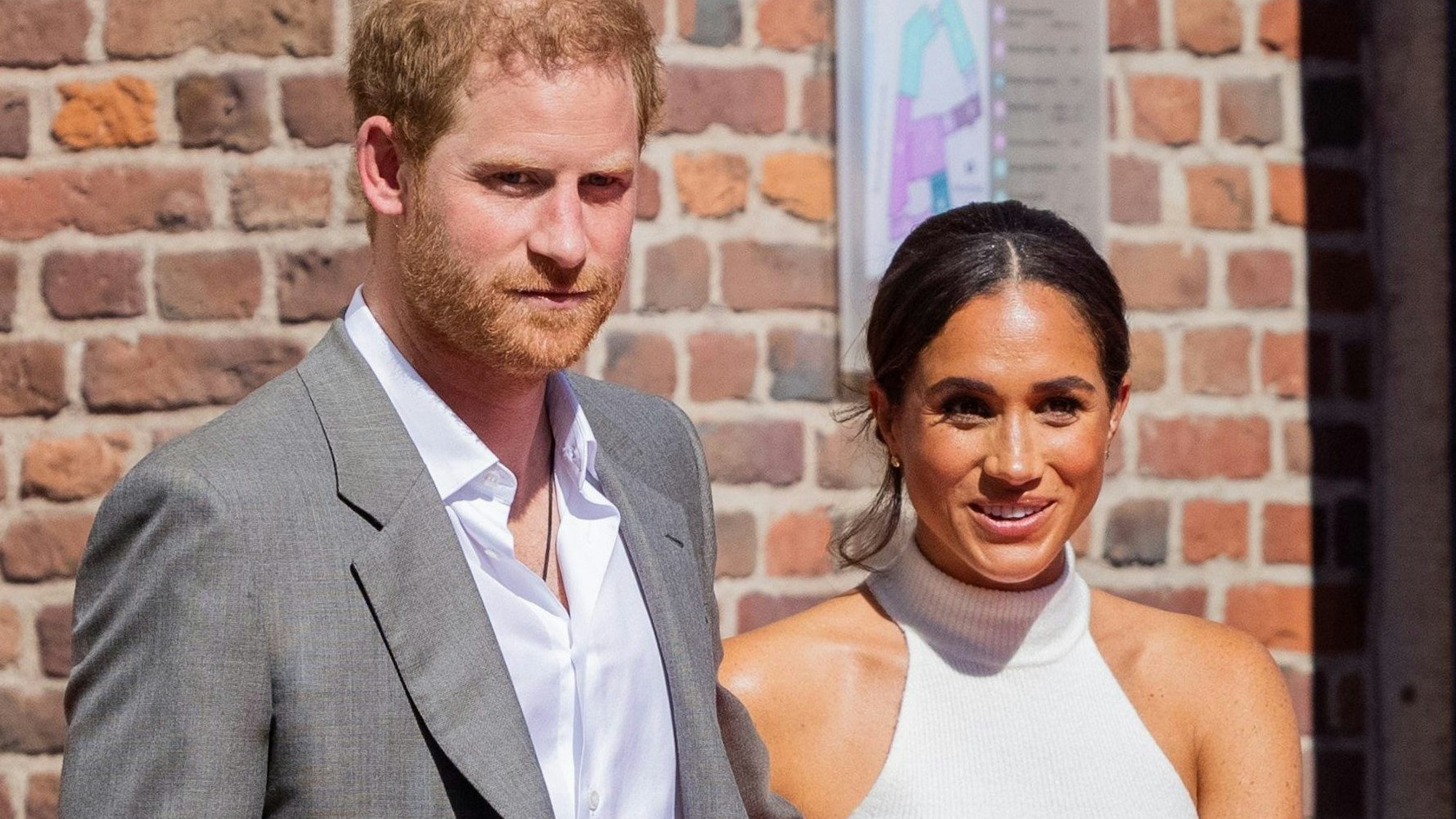 Der britische Prinz Harry, Herzog von Sussex, und seine Frau Meghan, Herzogin von Sussex, kommen aus dem Düsseldorfer Rathaus.
