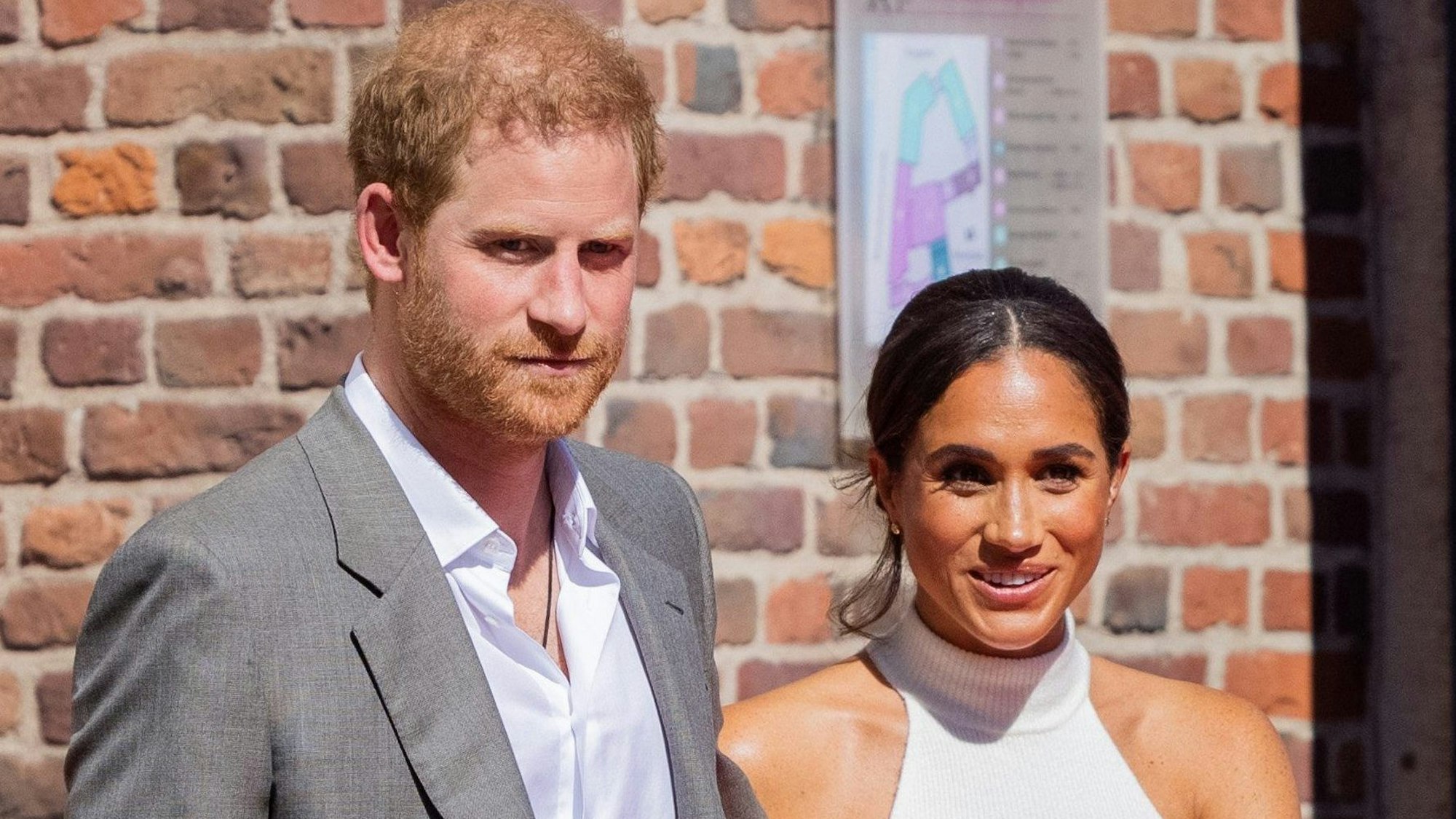 Der britische Prinz Harry, Herzog von Sussex, und seine Frau Meghan, Herzogin von Sussex, kommen aus dem Rathaus.