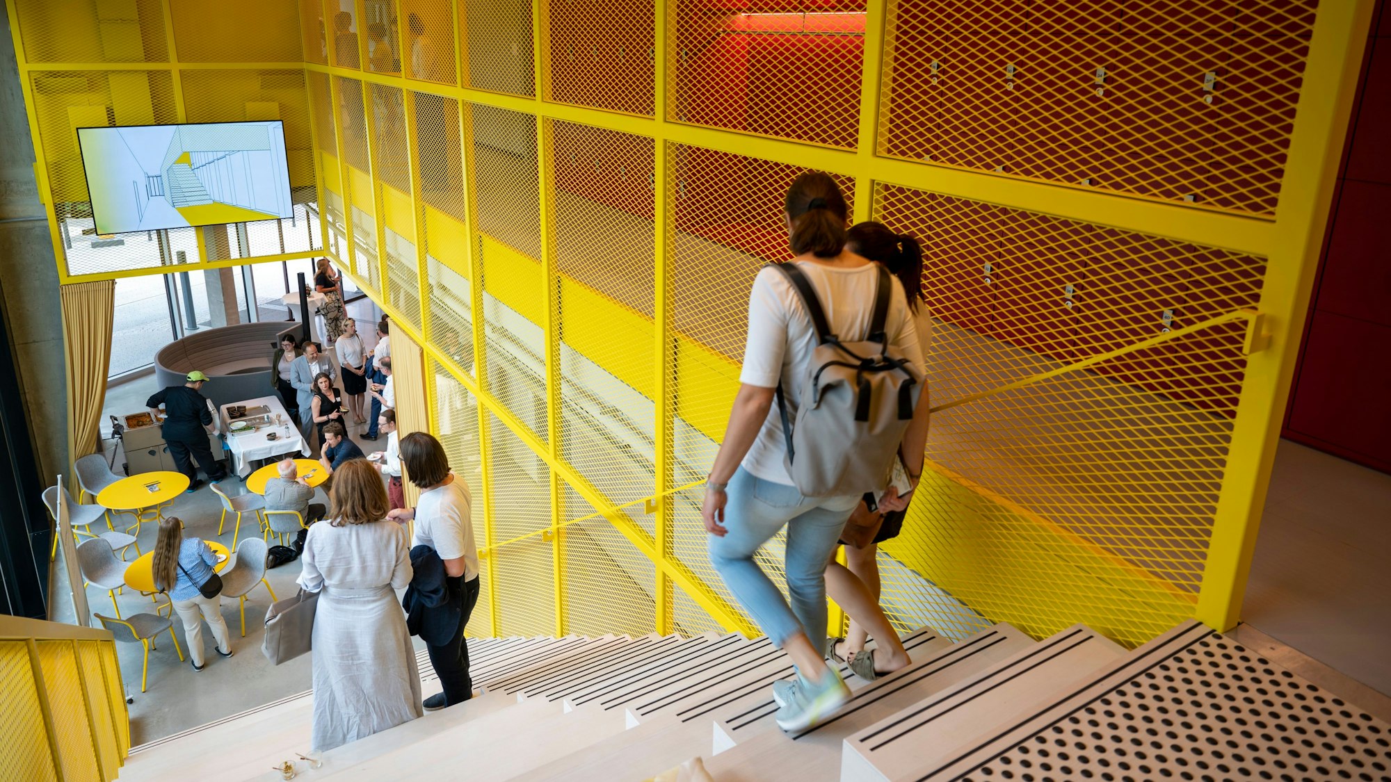 Der „InnoDom Cologne“ in Innenansicht mit Menschen.