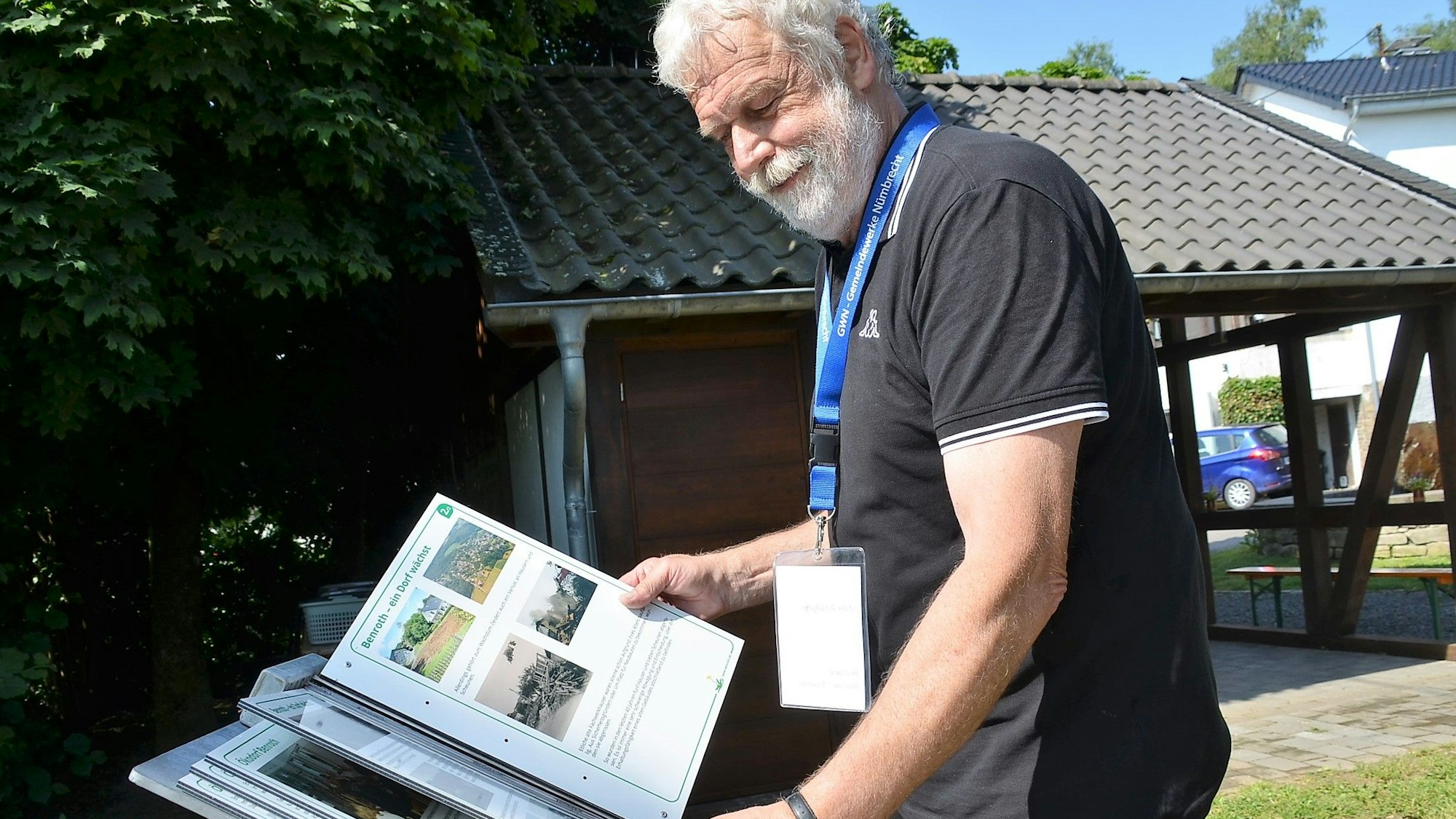 Dorfsprecher Udo Adolphs stellt die neuen Tafeln vor.