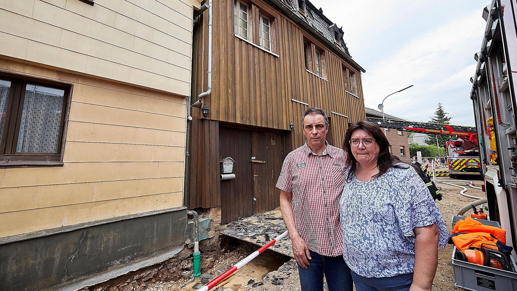 Das Bild zeigt Harald Maria Liers und seine Frau Sabine vor ihrem ausgebrannten Haus in Weyer.