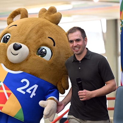 Ein kleiner Bär ist das Maskottchen für die EM 2024 - hier zu sehen mit Ex-Nationalspieler Philipp Lahm.