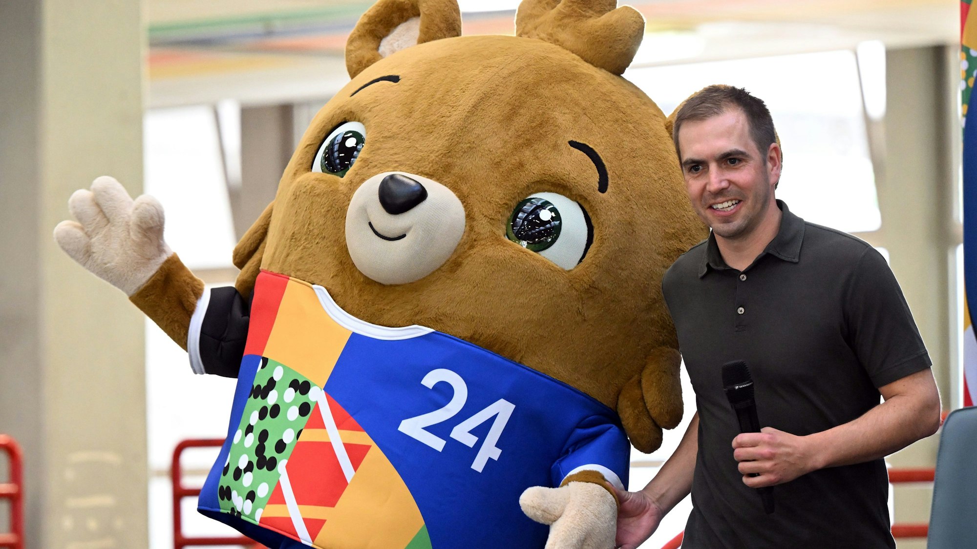 Ein kleiner Bär ist das Maskottchen für die EM 2024 - hier zu sehen mit Ex-Nationalspieler Philipp Lahm.