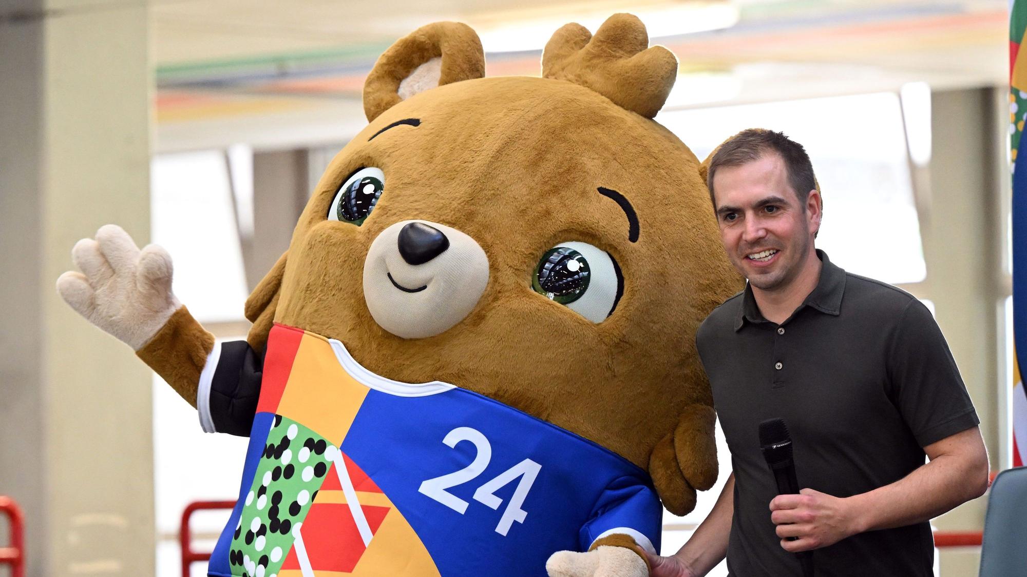 Turnierdirektor Philipp Lahm (r.) und Albärt, das Maskottchen der UEFA EURO 2024 in Deutschland