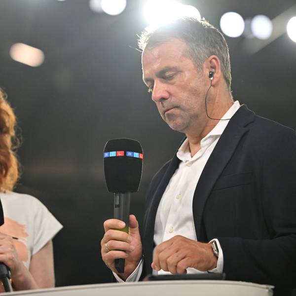 Deutschlands Bundestrainer Hansi Flick spricht nach dem Spiel mit der Sportmoderatorin Monica Lierhaus.