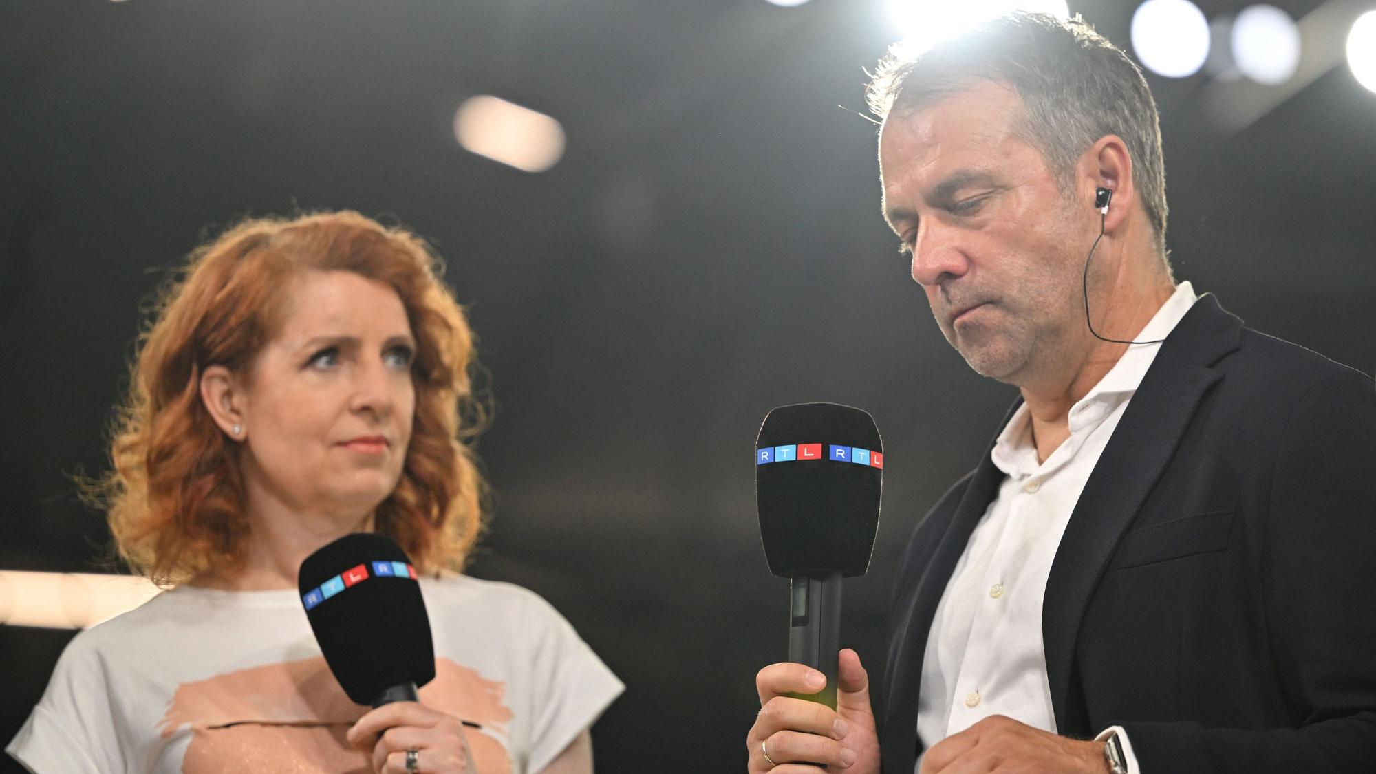 Deutschlands Bundestrainer Hansi Flick spricht nach dem Spiel mit der Sportmoderatorin Monica Lierhaus.